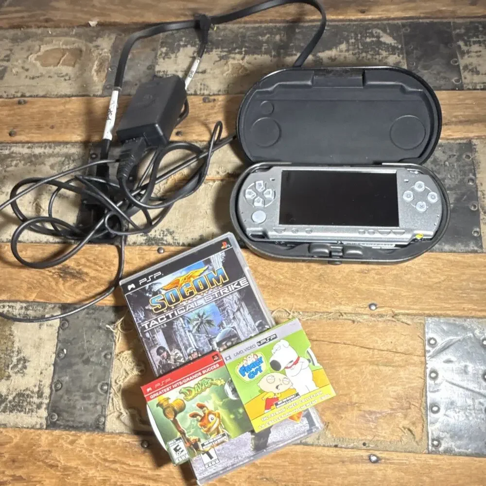 Sony PSP-2000 Silver Handheld System Console w/ Case Charger - WORKING